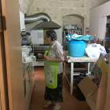 Ketty ci aspetta in cucina, l� dove la troviamo con indosso un grembiule giallo e con una croce in legno al collo